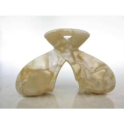 Shimmering marbled vanilla blonde white arc hair claw clip