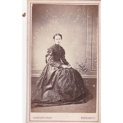 VICT. CDV PHOTO -SEATED LADY. FULL DRESS BY JACKOLETT, WATERLOO, NORTHAMPTON
