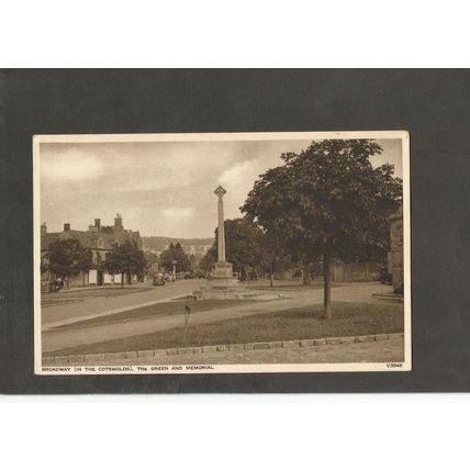 Postcard Gloucestershire Broadway The Green and Memorial