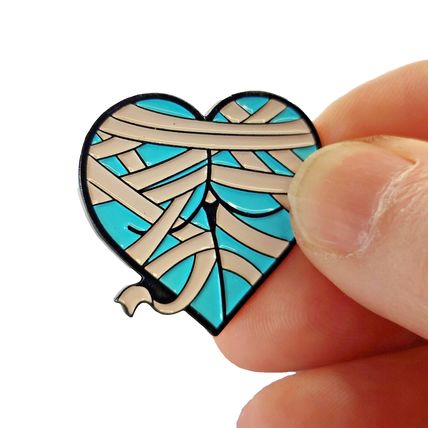 Cheeky Mummy Enamel Pin Badge Cartoon Style Lapel 3.0 cm X 2.8 cm Heart BA180