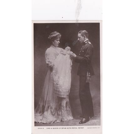 B85 . KING @ QUEEN OF SPAIN WITH ROYAL INFANT