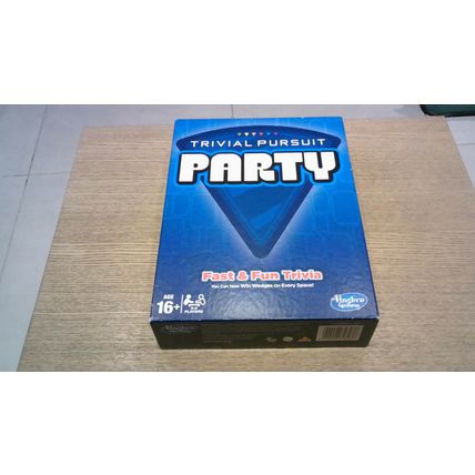 TRIVIAL PURSUIT PARTY: FAST & FUN TRIVIA ( Hasbro)