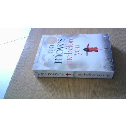 ME BEFORE YOU. Jojo Moyes (Paperback) 2012
