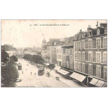64 - Pau - La rue nouvelle halle et la préfecture