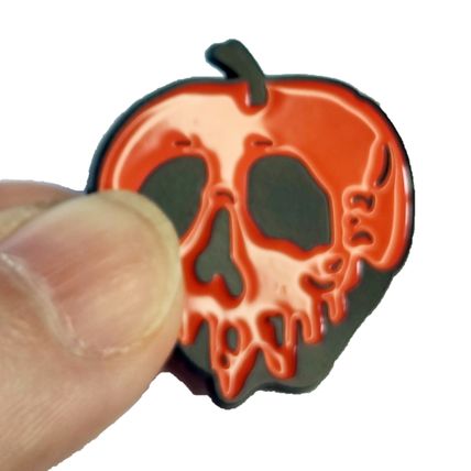 Skull Apple Pin Badge Metal 3 x 3 cm Cartoon Style Gothic Halloween BA130