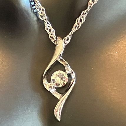 Necklace Unique Crystal Silver Tone Design #577