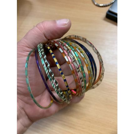 17 x VINTAGE MULTICOLOURED PLASTIC BANGLES BRACELETS 15 GRAMS 7cm WIDE (P3)