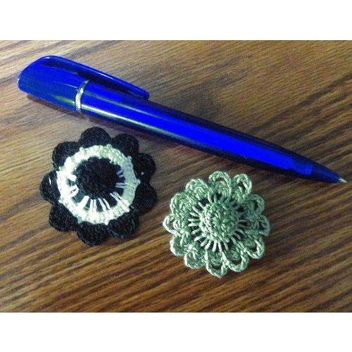 Button flowers #bf013 lot of 2 crochet decoration adornment embellishment motif