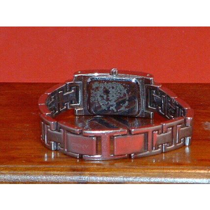 Pre-Owned Women’s DKNY Silver Tone Dress Analog Watch