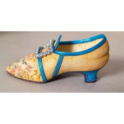 Willow Hall : Shoe Ornament : Harmony Circa 1784