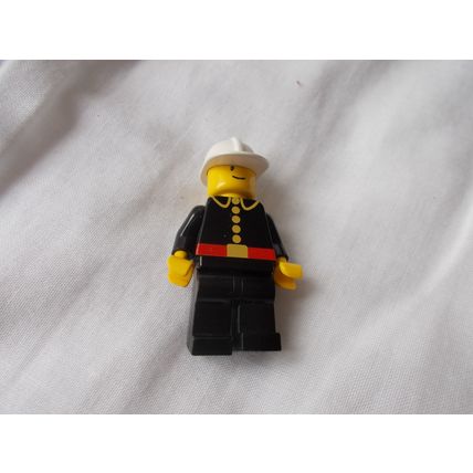 LEGO / MINNIFIGURE FIRE FIGHTER WHITE HELMET (02/01) FREE POSTAGE