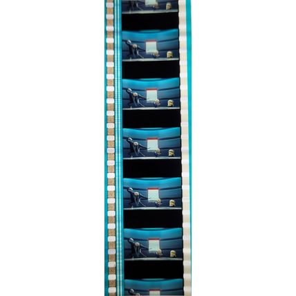 Pk GEB - i - MIX - C073w . 1 STRIP OF 5 - 35MM FILM CELLS. ( Despicable Me ? )