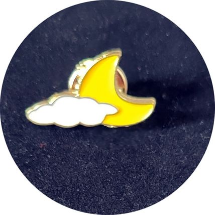 Moon in Cloud Pin Badge Lapel Gift Badges 2.1 cm x 1.5 cm Cartoon Fun Gift BA70