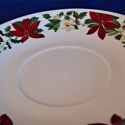Lot 4 Gibson Housewares POINSETTIA HOLIDAY SAUCERS Christmas Plates Dessert 6"