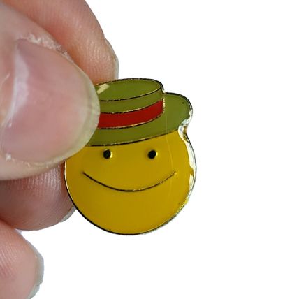 Smiley Enamelled Pin Badge Metal 1.9 cm x 1.7 cm Badges Hat Happy BA128