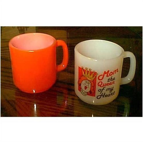 2 VINTAGE GLASBAKE ORANGE & MOM THE QUEEN OF MY HEART MILK-GLASS MUGS CUPS 1980