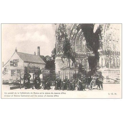 51 - REIMS - un portail de la cathédrale de Reims et la statue de jeanne d'arc