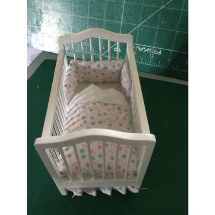 White Cot with Drawer White Pink/Blue Spots Bedding 1:12th Dolls House Miniature