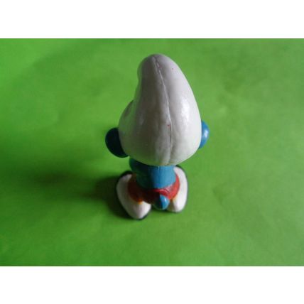 Golfer smurf complete with his golf club red trousers