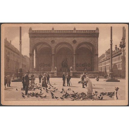 Taubenfütterung vor der Feldherrnhalle, München, Bayern, c.1920s - Lengauer AK