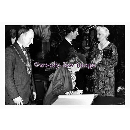 rs0462 - Princess Diana signs visitors book in Sheffield , 1984 - print 6x4