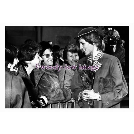 rs0461 - Princess Diana chats to women in Sheffield , 1984 - print