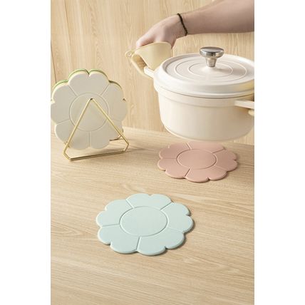 Apricot Pink Flower Shape Silica Gel Heat Insulate Placemat