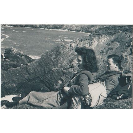 Postcard The Lizard Cornwall 1947 Young Couple Sea Cliffs - Nostalgia