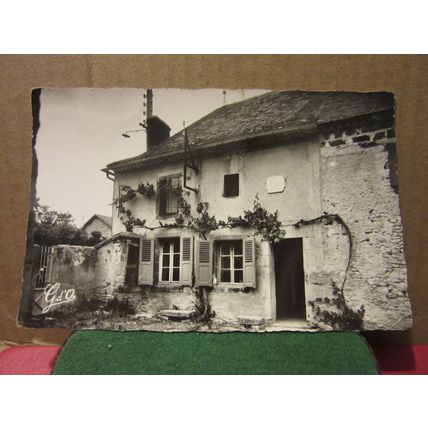 FRENCH COTTAGE, L'AUVERGNE France.. unused vintage postcard RP /
