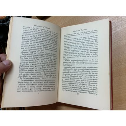1942 DOROTHY MARGARET STUART "THE MOTHER OF VICTORIA" ILLUSTRATED HB BOOK (P4)