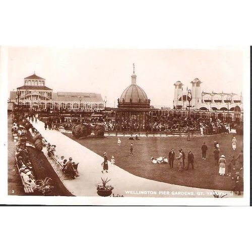 Great Yarmouth, Norfolk - Wellington Pier Gardens - real photo postcard c.1920s