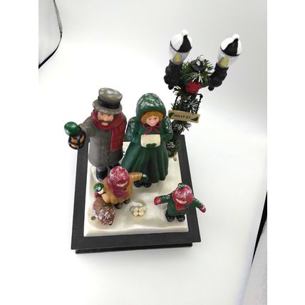 Vintage Holiday Creations Musical 1993 Dickens Christmas Caroling Scene Works!