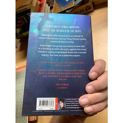 2009 ELIZABETH GEORGE "CARELESS IN RED" INSP. LYNLEY FICTION PAPERBACK BOOK (P3)