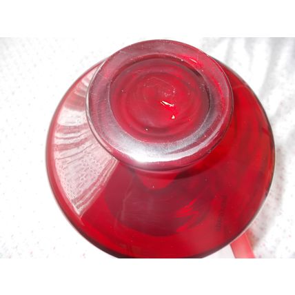 VASE RED GLASS SHAPED (03/12)