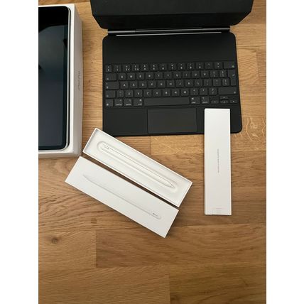 Apple iPad Pro 5th Gen 128GB, Wi-Fi+5G(Unlocked), 12.9 in Silver w/Pen+Keyboard