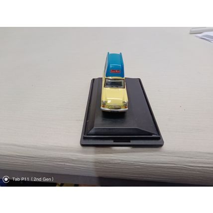 CORGI LYONS MAID ICE-CREAM VAN ( PRE-OWNED)