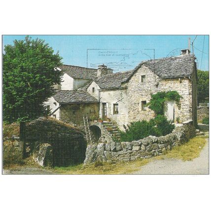 48 - Sur les grands causses - maison couverte en lauzes