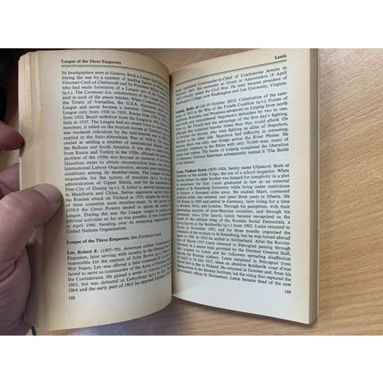 1965 "A DICTIONARY OF MODERN HISTORY 1789-1945" PENGUIN PAPERBACK BOOK (P3)