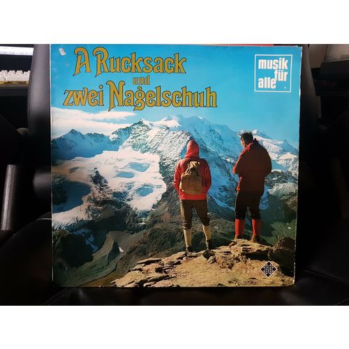 A Rucksack Und Zwei Nagelschuh (NT635)