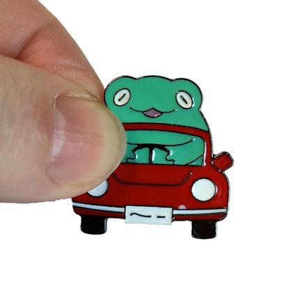 Frog In A Car Pin Badge Enamel 2.7 cm x 2.7 cm Fun Comic Fun Collectable BA218