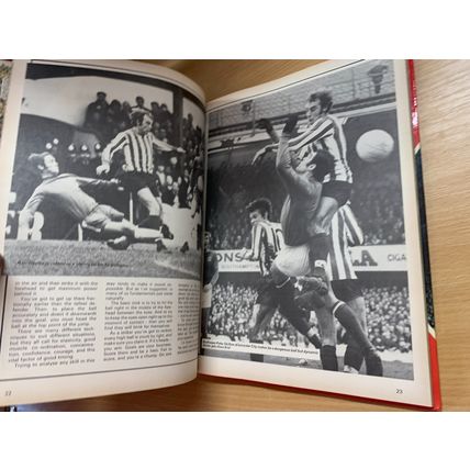 1970 "DAILY MIRROR BOOK OF FOOTBALL" BOBBY MOORE SOCCER ANNUAL HB BOOK (P4)