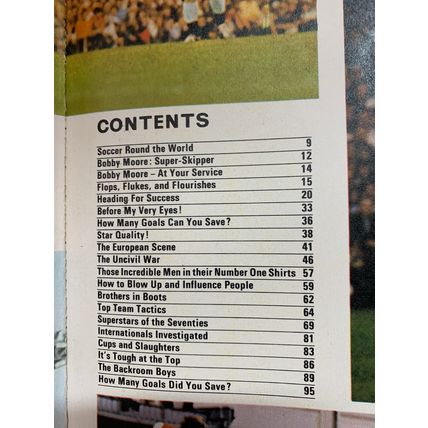 1970 "DAILY MIRROR BOOK OF FOOTBALL" BOBBY MOORE SOCCER ANNUAL HB BOOK (P4)