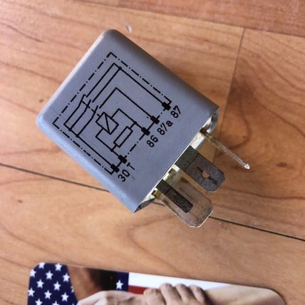 Fuel Pump Relay # 372 Audi Volkswagen VW Passat A4 A6 D2 A8 4D0951253
