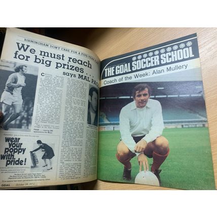 GOAL MAGAZINE #217 28 OCT 1972 UK FOOTBALL MAGAZINE - WEST HAM TEAM POSTER (LL)