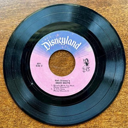Snow White and the seven dwarfs Disneyland record 7" Vinyl 45 RPM - Vintage