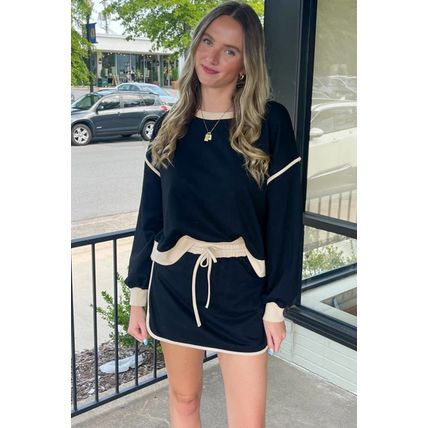 Black Color Contrast Loose Pullover and Lace-up Waist Skort Set