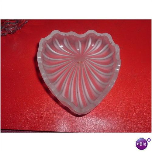 MALTESE OPAQUE GLASS SCALLOP SHAPE TRINKET DISH (03/01)