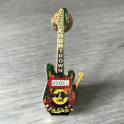Vintage Hard Rock Café Fukuoka New Year 2002 Countdown bandit Guitar Pin MINT