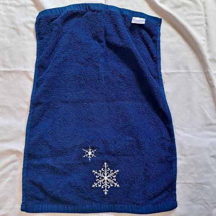 Lot 2 Christmas Bathroom BLUE TOWELS Snowflake Holiday Hand Face 23" x 16"