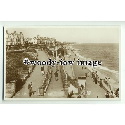 tp8842 - Essex - The East Beach and Slope Walks, at Clacton-on-Sea - Postcard